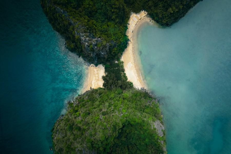 Bãi biển cát trắng và nước biển xanh