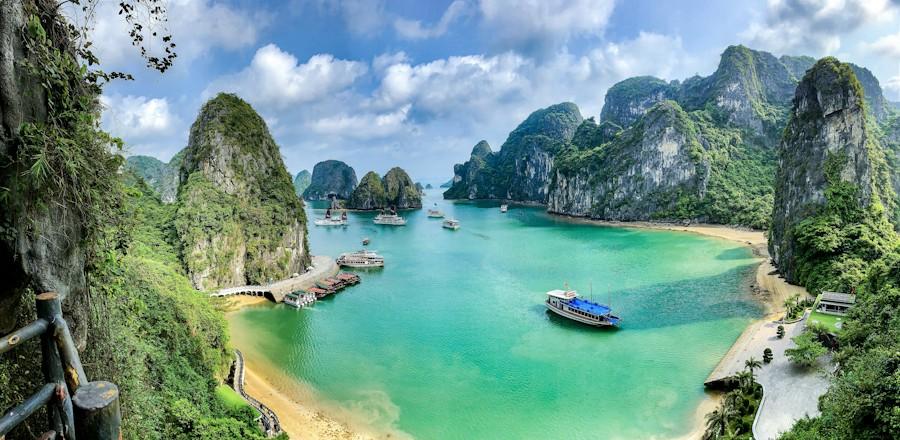 Thuyền du lịch trên làn nước xanh ngọc của vịnh Hạ Long, giữa các núi đá vôi
